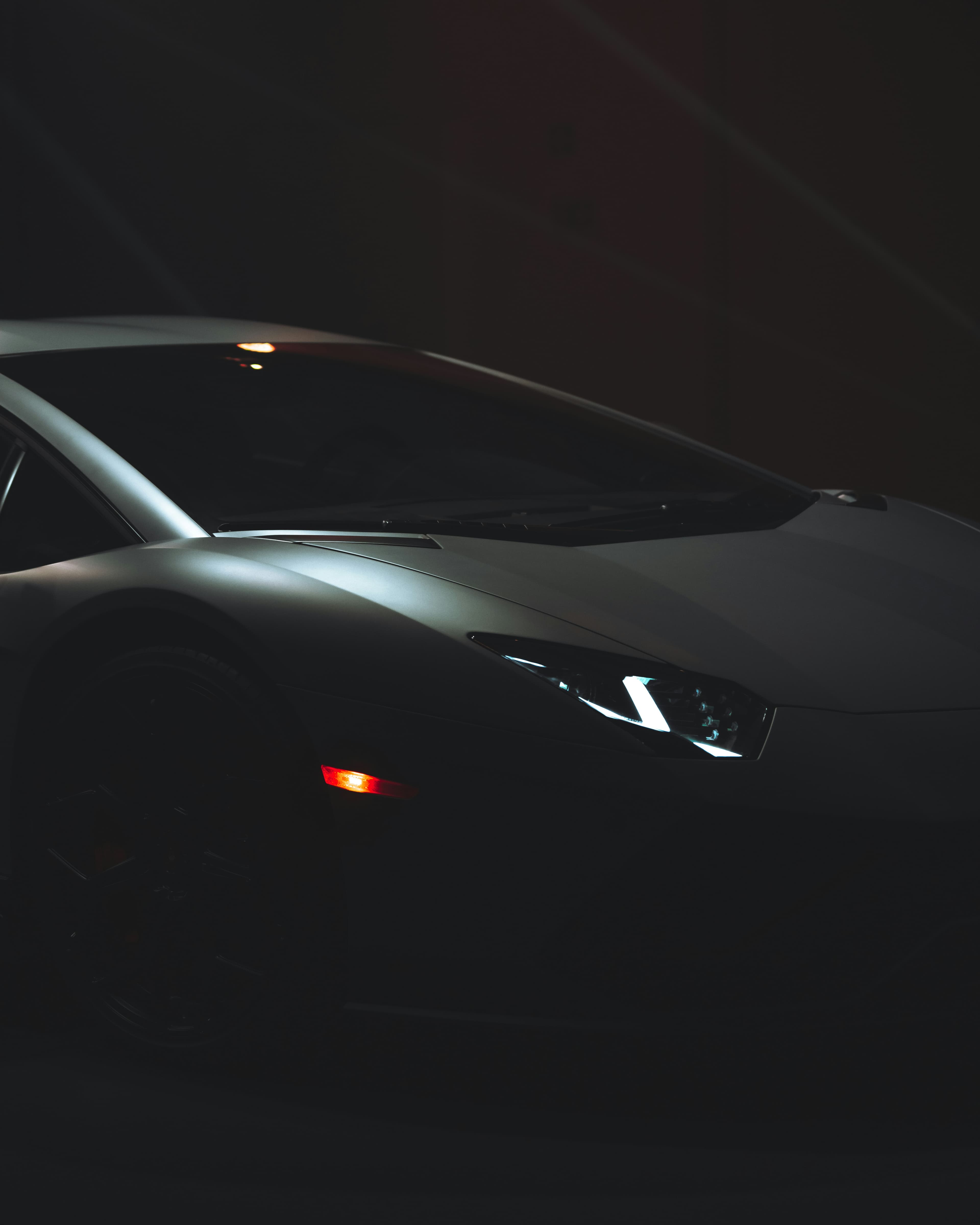 Auto con los faros encendidos de noche